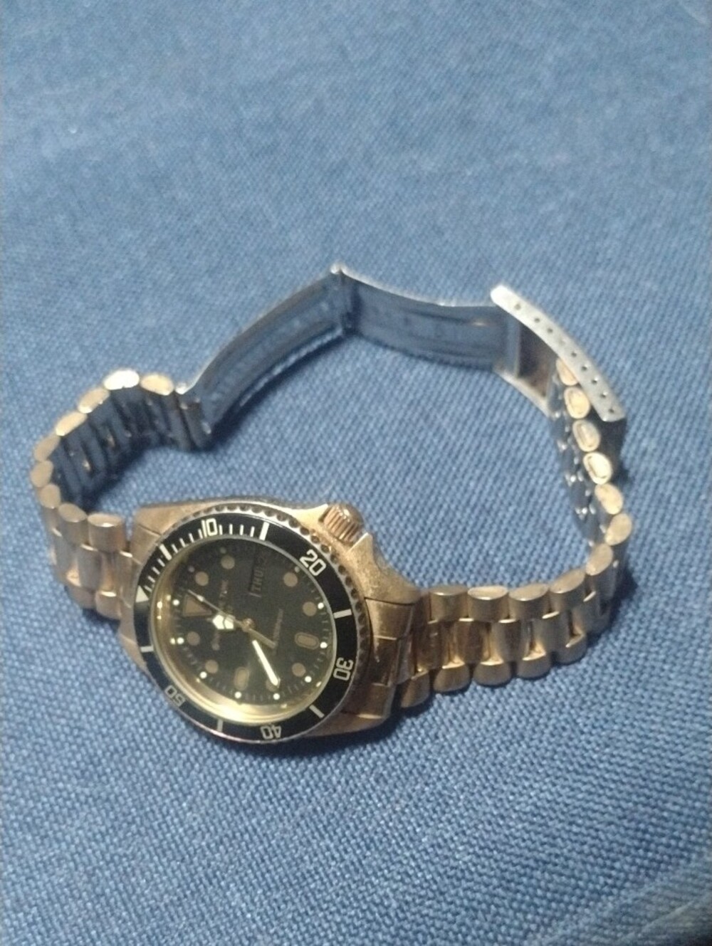 Vintage Dive-Style Stainless Watch with Black Dial - Picture 5 of 7
